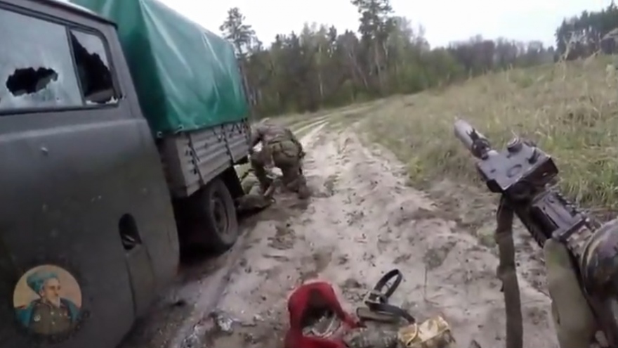 Cận cảnh đội trinh sát Nga phục kích xe quân sự Ukraine